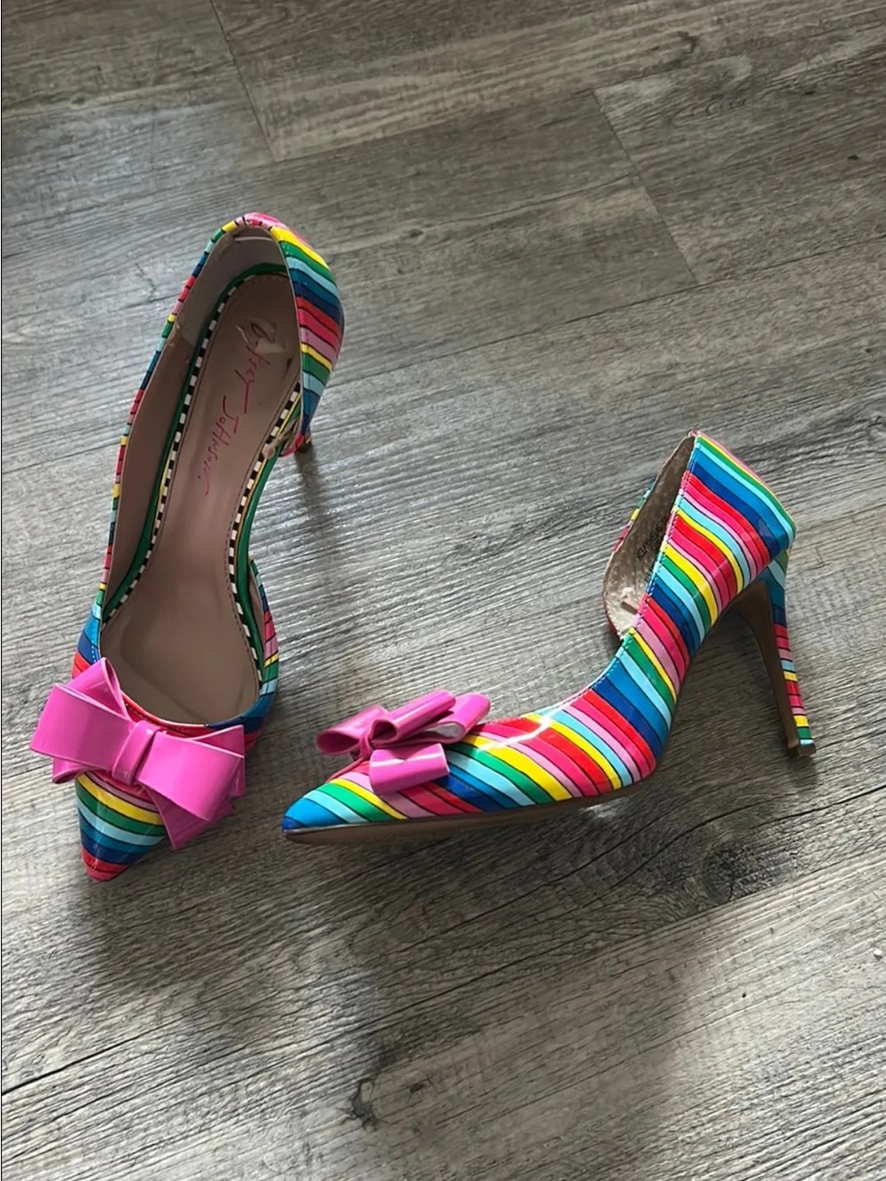Betsey Johnson Pointed Toe Pumps heels with Pink Bow size 8
